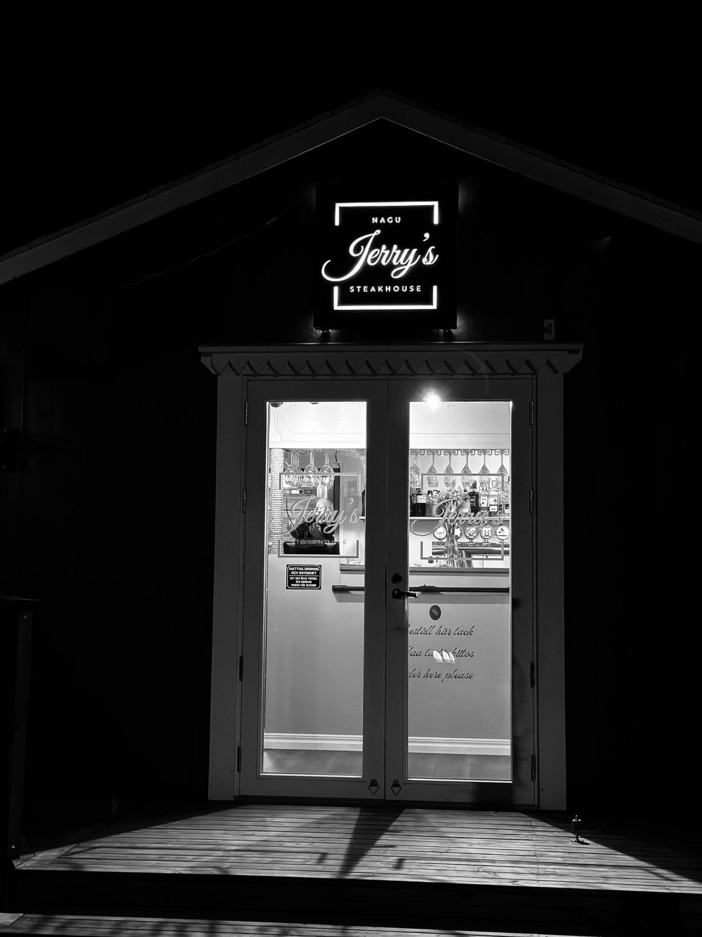 Jerry's Steakhouse sisäänkäynti iltavalossa